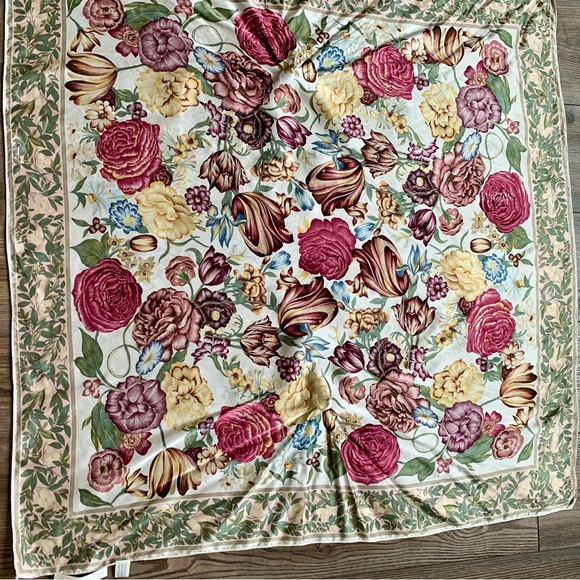 Vintage 100% Silk “ Express Silk “ Scarf 33/34” - Picture 2 of 10